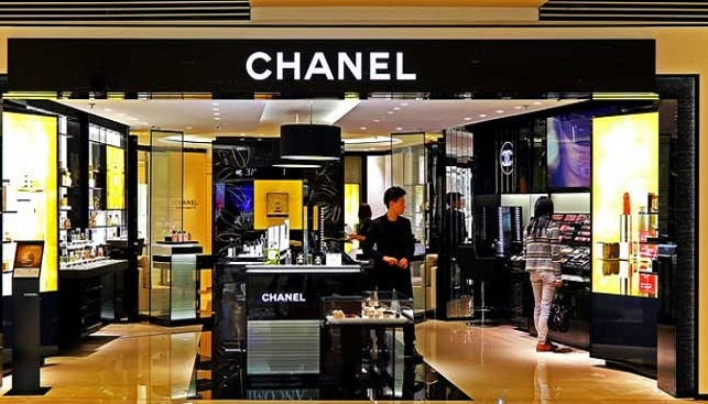 Burglars Ransack Chanel Boutique in Paris - WSJ