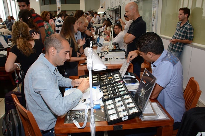 Packed trading hall during the Israel Diamond Fair