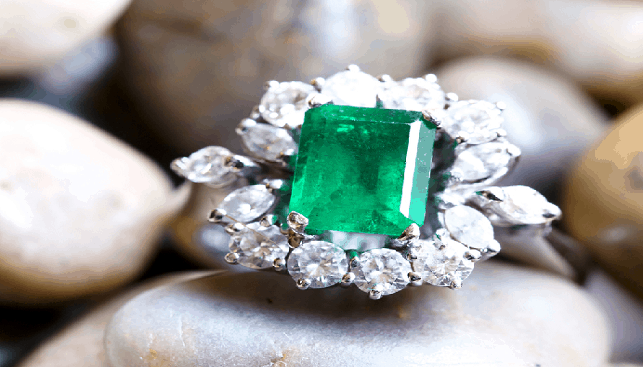 Diamond ring with big emerald and diamonds