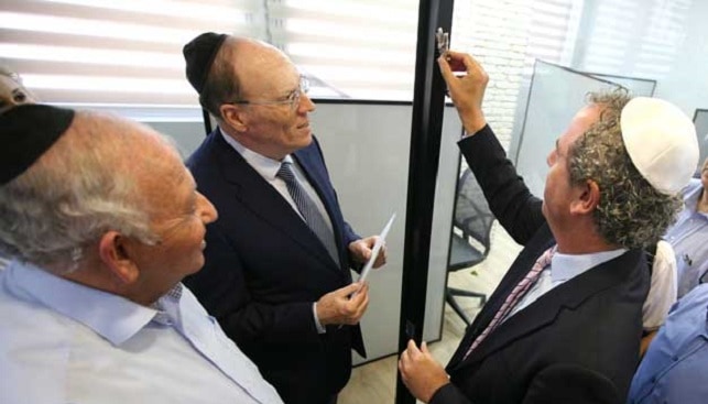 Israeli diamond - Affixing the Mezuzah in the new wing. Right to left: IDE President Yoram Dvash, IDI Chairman Shmuel Schnitzer, and IsDMA President Kobi Korn