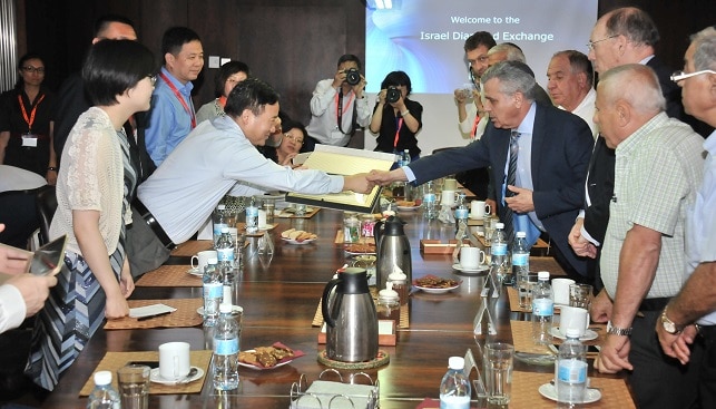 Exchanging of gifts between Weng Zuliang, Party Secretary for the Pudong District and VP for the Free Trade Zone in Shanghai, and Executive VP for IDE Yehezkel (Hezi) Blum