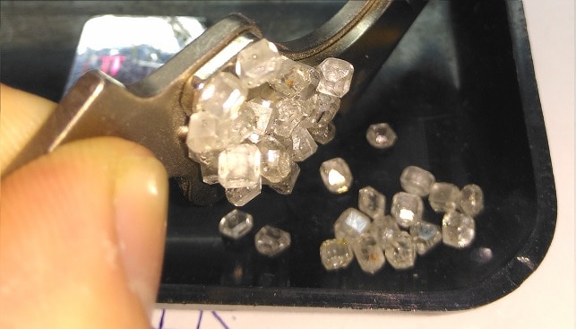 De beers store synthetic diamond