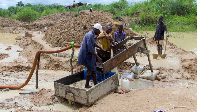 Artisanal diamond miners mining