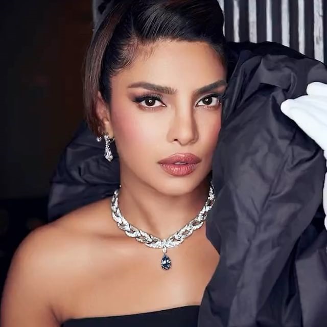 Priyanka Chopra met diamond jewelry