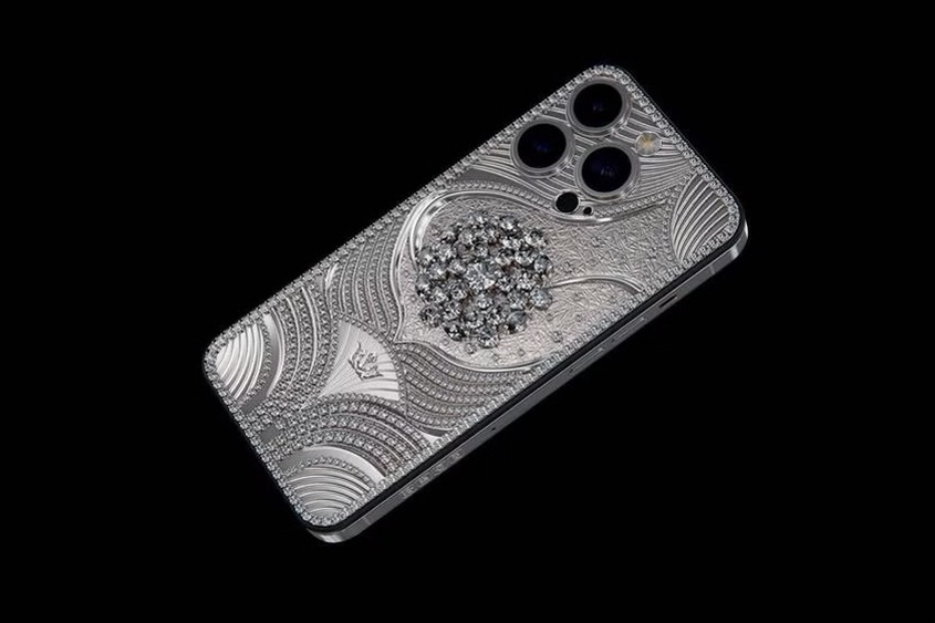 iPhone encrusted with Graff diamonds (Cavier) iPhone encrusted with Graff diamonds (Cavier)